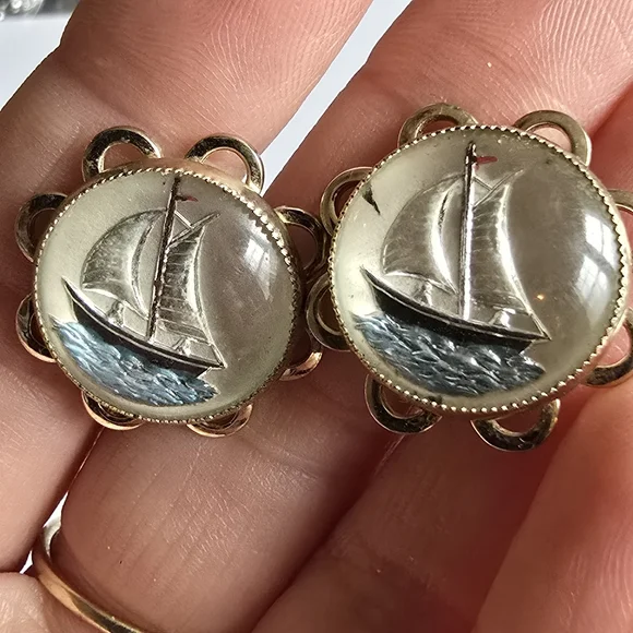 Vintage sail boat earrings screwback reverse carved painted bubble sailboat - Picture 13 of 13